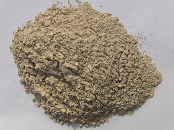 礬土性質(zhì) 礬土主要成分是氧化鋁，為煉鋁和耐火材料的主要原料。白色或灰白色，因含鐵而呈褐黃或淺紅色。密度3.45g/cm3，硬度1～3，不透明，質(zhì)脆。極難熔化，不溶于水，能溶于硫酸、氫氧化鈉溶液。 地區(qū)分布 中國鋁土礦資源比較豐富，在全國18個(gè)省、自治區(qū)、直轄市已查明鋁土礦產(chǎn)地205處，其中大型產(chǎn)地72處（不包括臺(tái)灣），主要分布在山西、山東、河北、河南、貴州、四川、廣西、遼寧、湖南等地。 投資前景 1.可用于煉鋁工業(yè)。用于國防、航空、汽車、電器、化工、日常生活用品等。 2.可用于精密鑄造。礬土熟料加工成細(xì)粉做成鑄模后精鑄。用于軍工、航天、通訊、儀表、機(jī)械及醫(yī)療器械部門。 3.可用于耐火制品。高鋁礬土熟料耐火度高達(dá)1780℃，化學(xué)穩(wěn)定性強(qiáng)、物理性能良好。 4.硅酸鋁耐火纖維。用于鋼鐵、有色冶金、電子、石油、化工、宇航、原子能、國防等多種工業(yè)，消防人員可用耐火纖維布做成衣服。 5.制造礬土水泥、研磨材料、陶瓷工業(yè)以及化學(xué)工業(yè)可制鋁的各種化合物。 鋁礬土磨粉制備 鋁礬土粉是選用煅燒過的熟鋁礬土礦石用雷蒙磨加工制成的細(xì)粉，粒度通常為100目-325目，在耐火材料行業(yè)得到了廣泛的應(yīng)用。通常加工的流程為先經(jīng)顎式破碎機(jī)進(jìn)行破碎，然后篩分進(jìn)入鋁礬土雷蒙磨或鋁礬土超細(xì)磨粉機(jī)中，進(jìn)行鋁礬土粉制備，使其應(yīng)用更加廣泛。