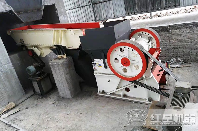 花崗巖破碎生產(chǎn)線，使用鄂破機