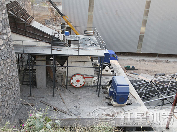 安裝、調(diào)試好投入生產(chǎn)的重錘頭破碎機(jī)