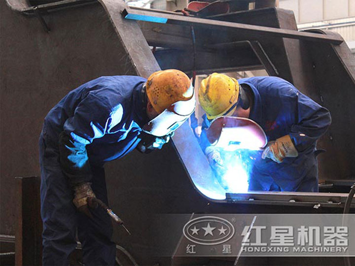 車(chē)間生產(chǎn)加工移動(dòng)破碎機(jī)，每一臺(tái)設(shè)備都是匠心打造