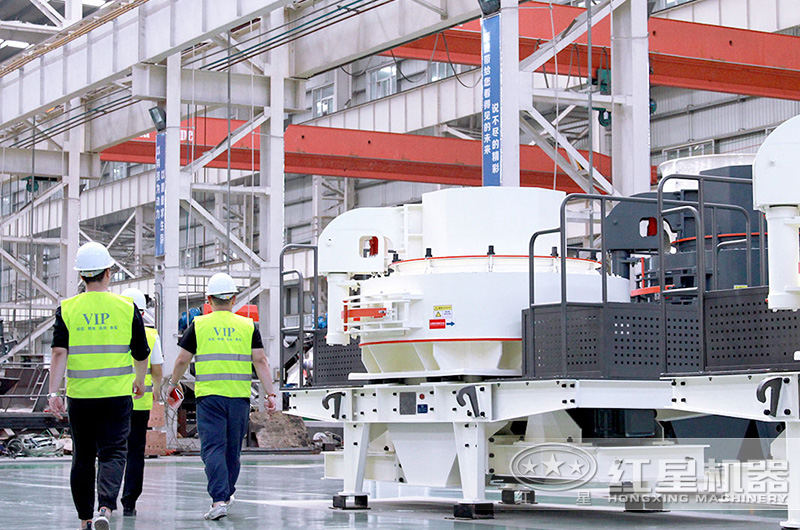 客戶下單之前來廠參觀，工程師全程陪伴講解